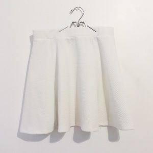 H&M White Flare Skirt | NWOT | M ✨